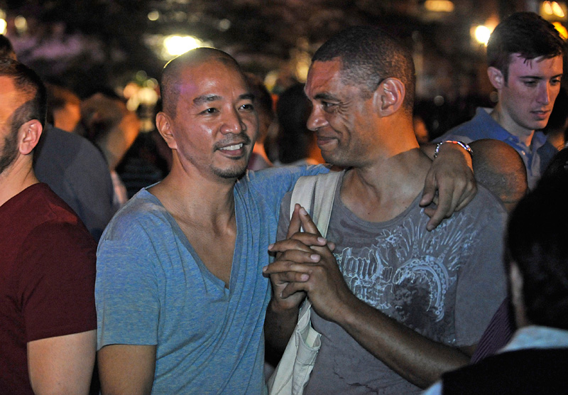Illustration for article titled New Yorkers Take to the Streets to Celebrate Gay Marriage Vote